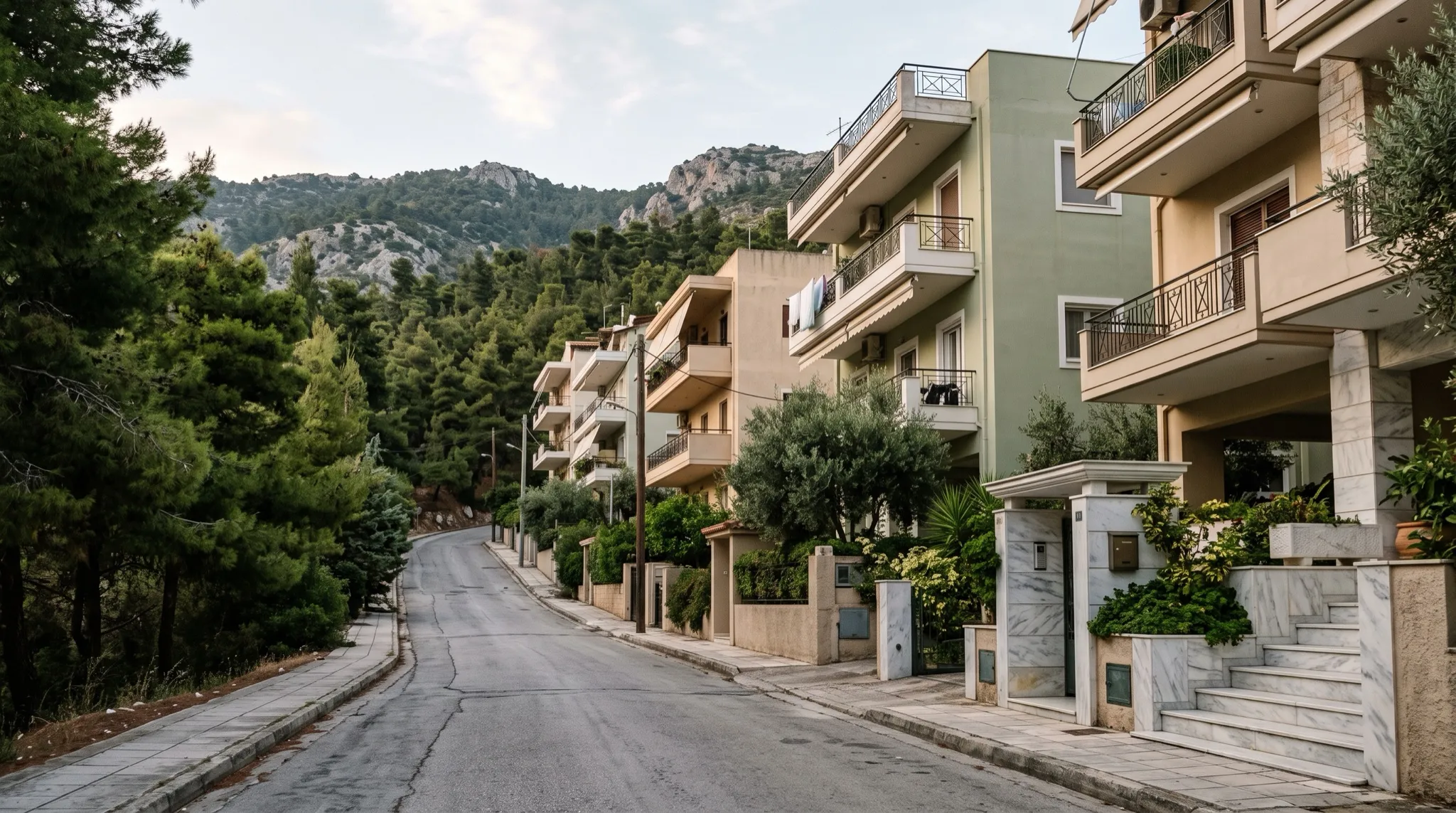 Πολυκατοικίες ανάμεσα σε πεύκα στους πρόποδες του Υμηττού στην Ηλιούπολη